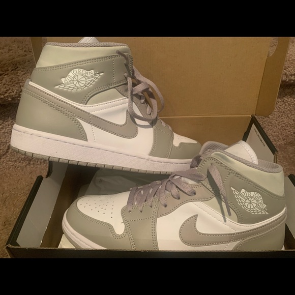 Air Jordans Mids.Beautiful size 9 just an awesome sneaker.👟Like new & authentic - Picture 6 of 13